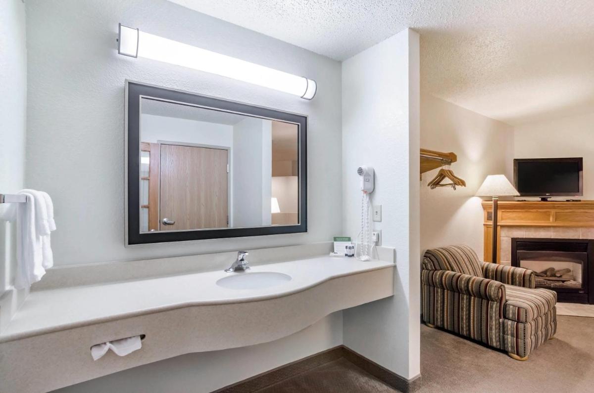 Rodeway Inn Hesston - Housity