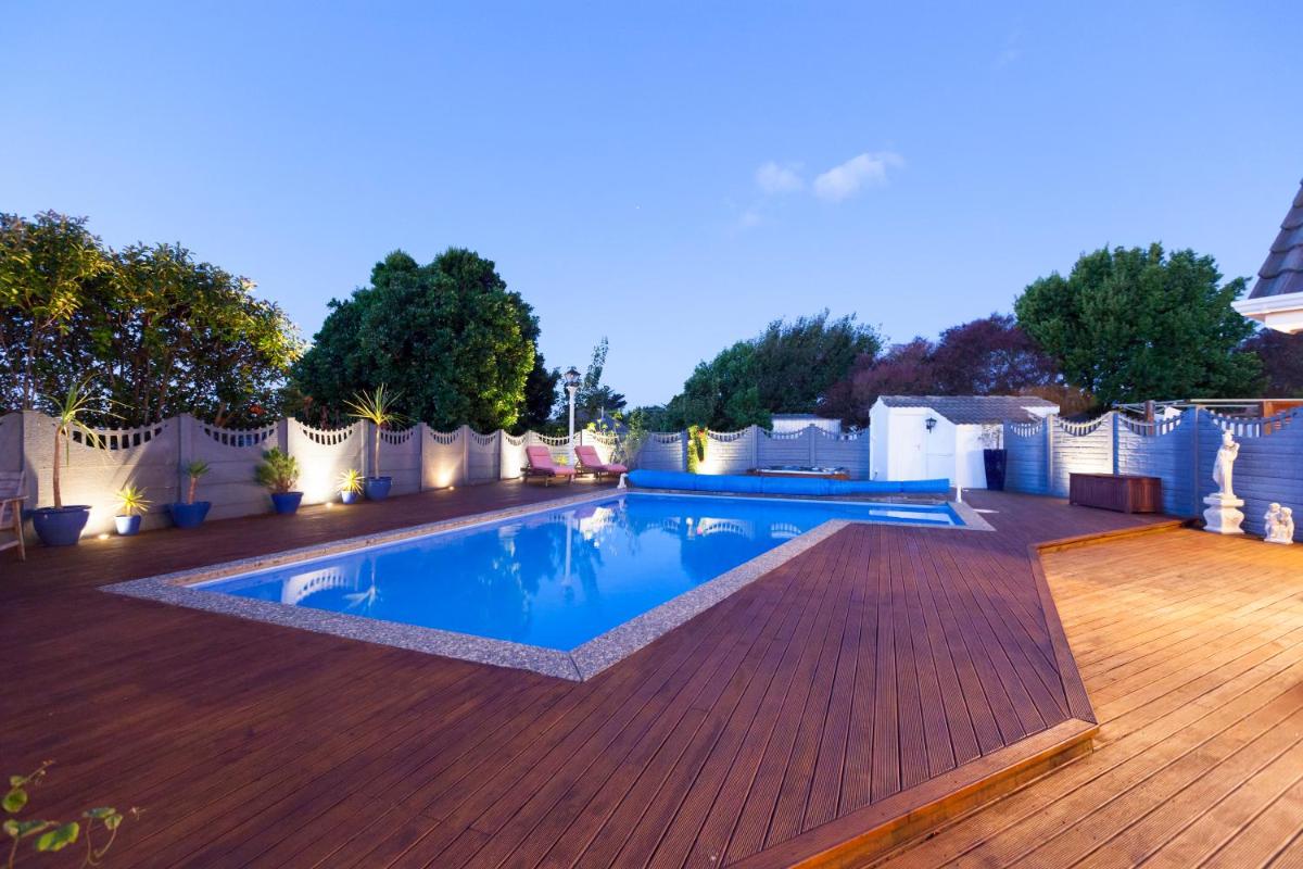 Tudor Manor Bed & Breakfast - Housity