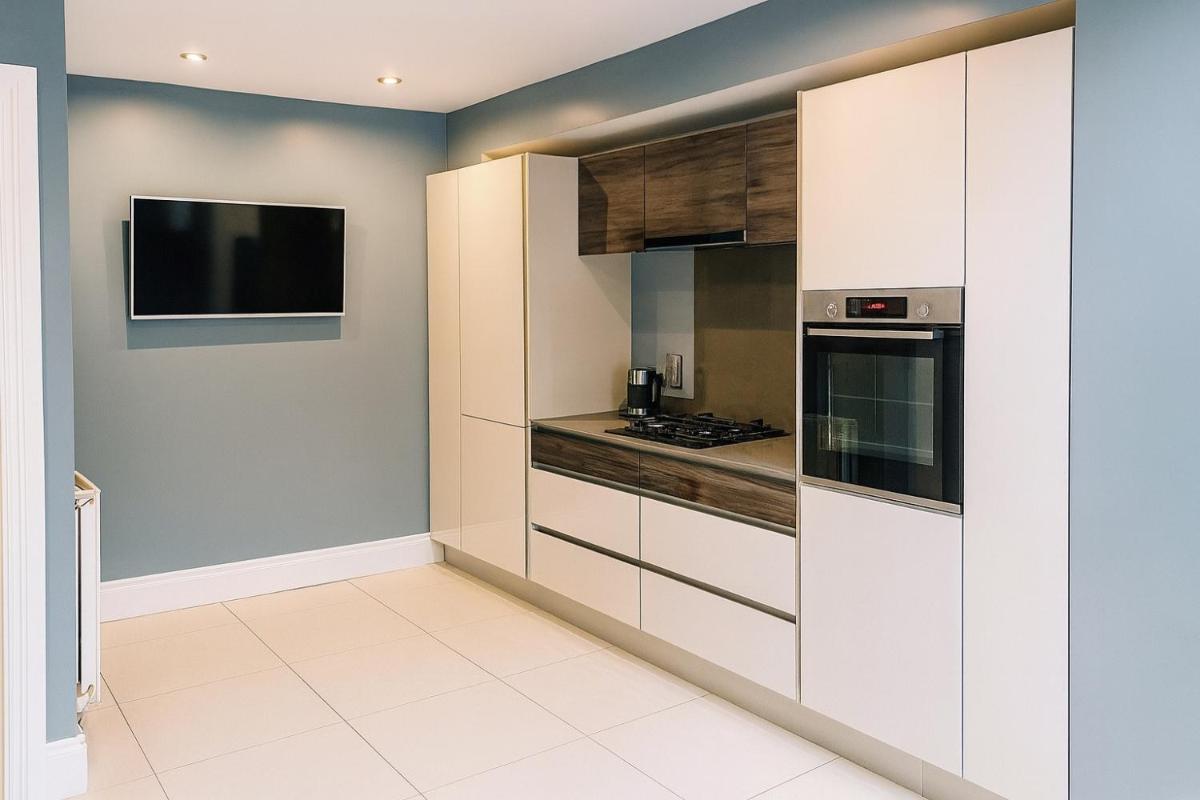 Victorian South Belfast area Lisburn Road 3 Double Bedrooms - Great Transport Links - Housity
