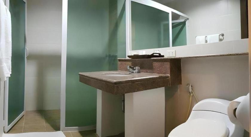 Hotel Vanna Angeles City Pampanga by RedDoorz - Housity