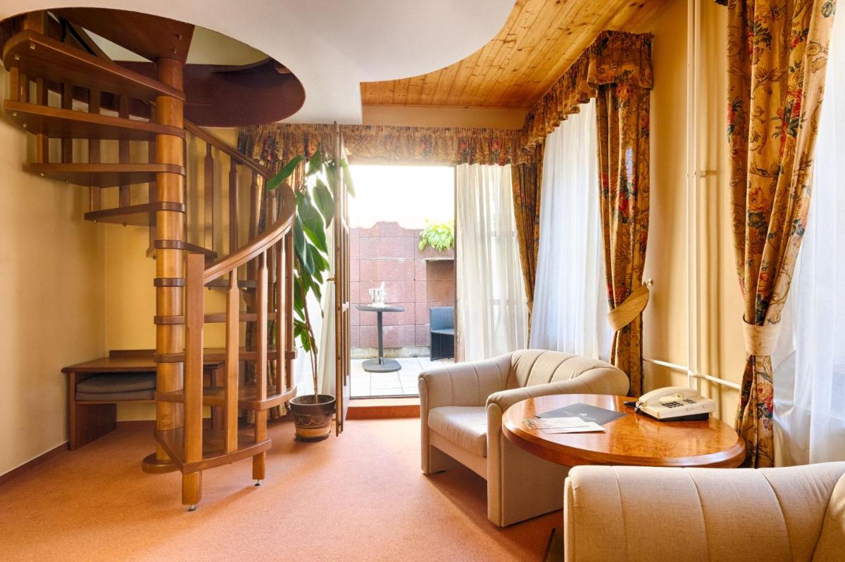 Hotel Concertino Zlatá Husa - Housity