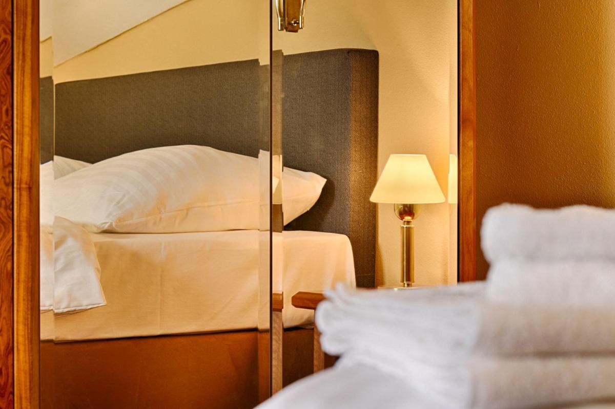Hotel Concertino Zlatá Husa - Housity