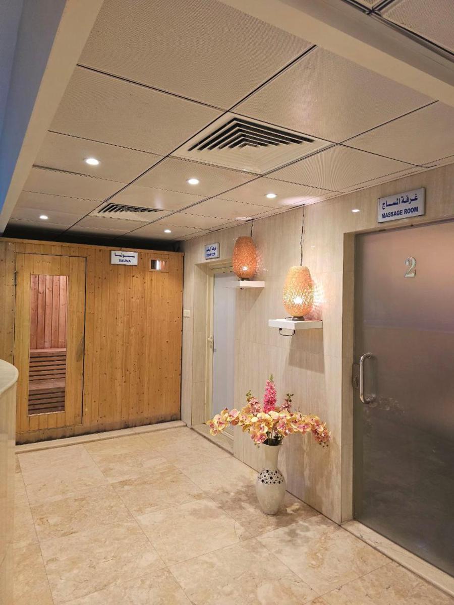 Crown Tower Hotel - Housity