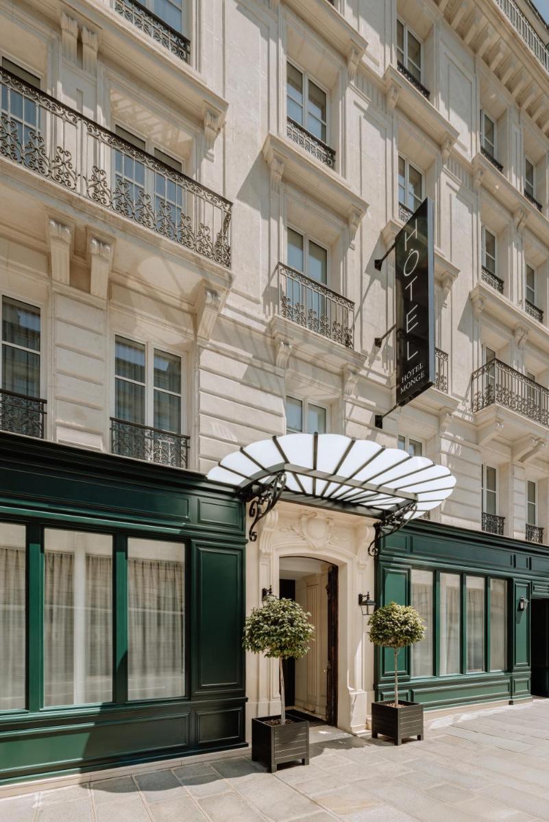 une façade d'un bâtiment avec un vert et un blanc dans l'établissement Hotel Monge, à Paris