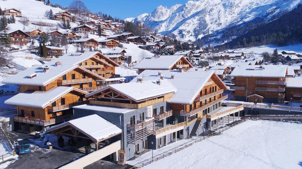 - une vue aérienne sur un complexe avec des bâtiments recouverts de neige dans l'établissement Résidence Odalys Mendi Alde, à La Clusaz