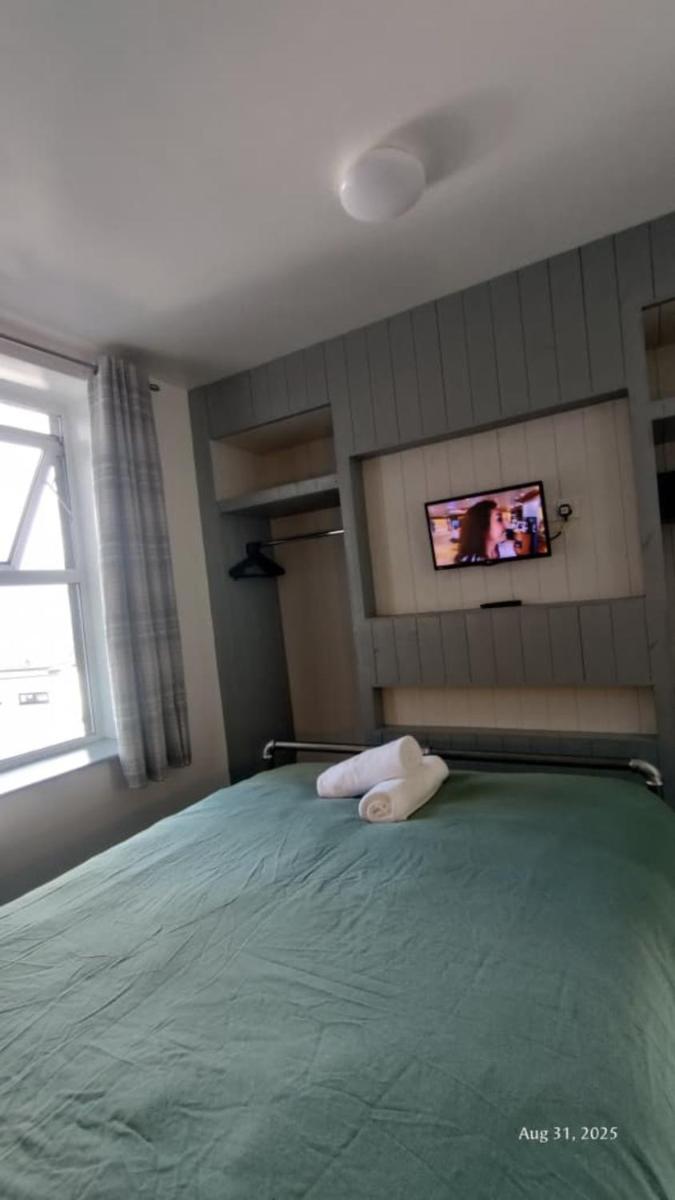 OYO Shore Surf Lodge - Housity