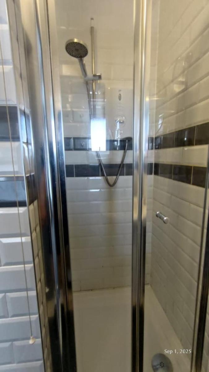 OYO Shore Surf Lodge - Housity