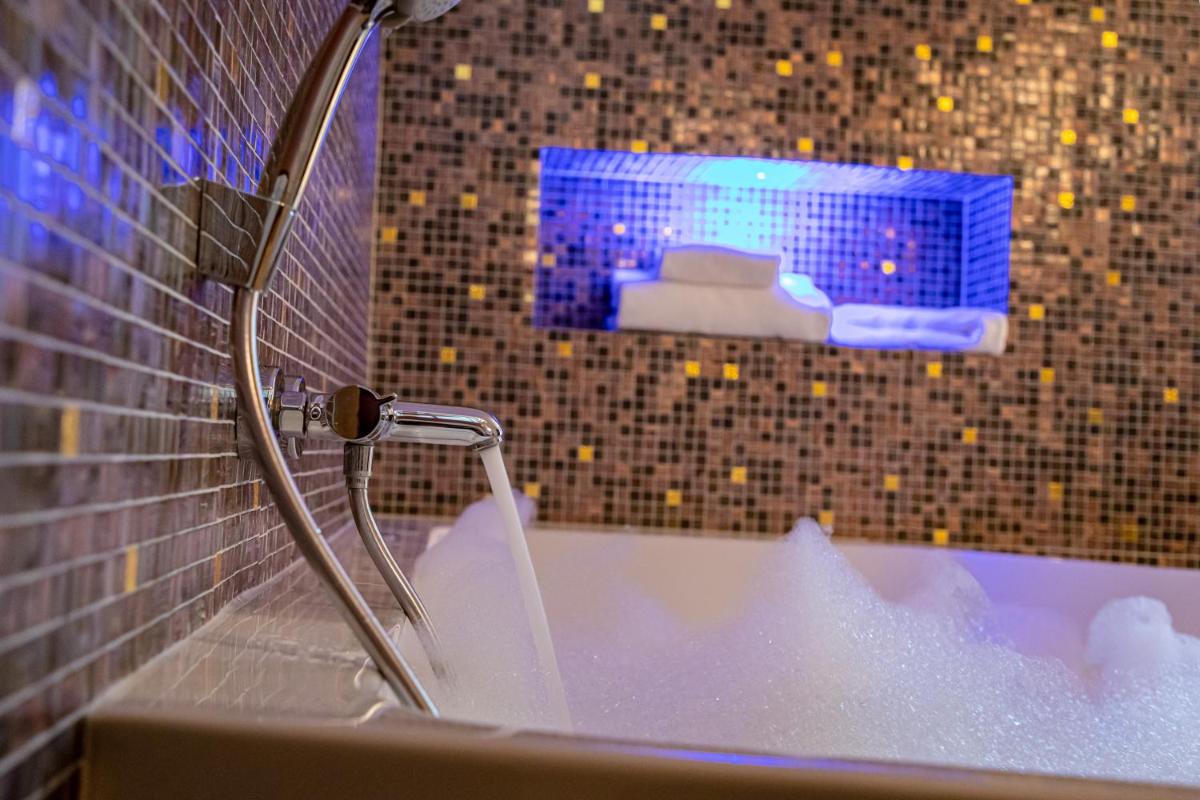 Salle de bains dans l'établissement Europe Haguenau – Hotel & Spa