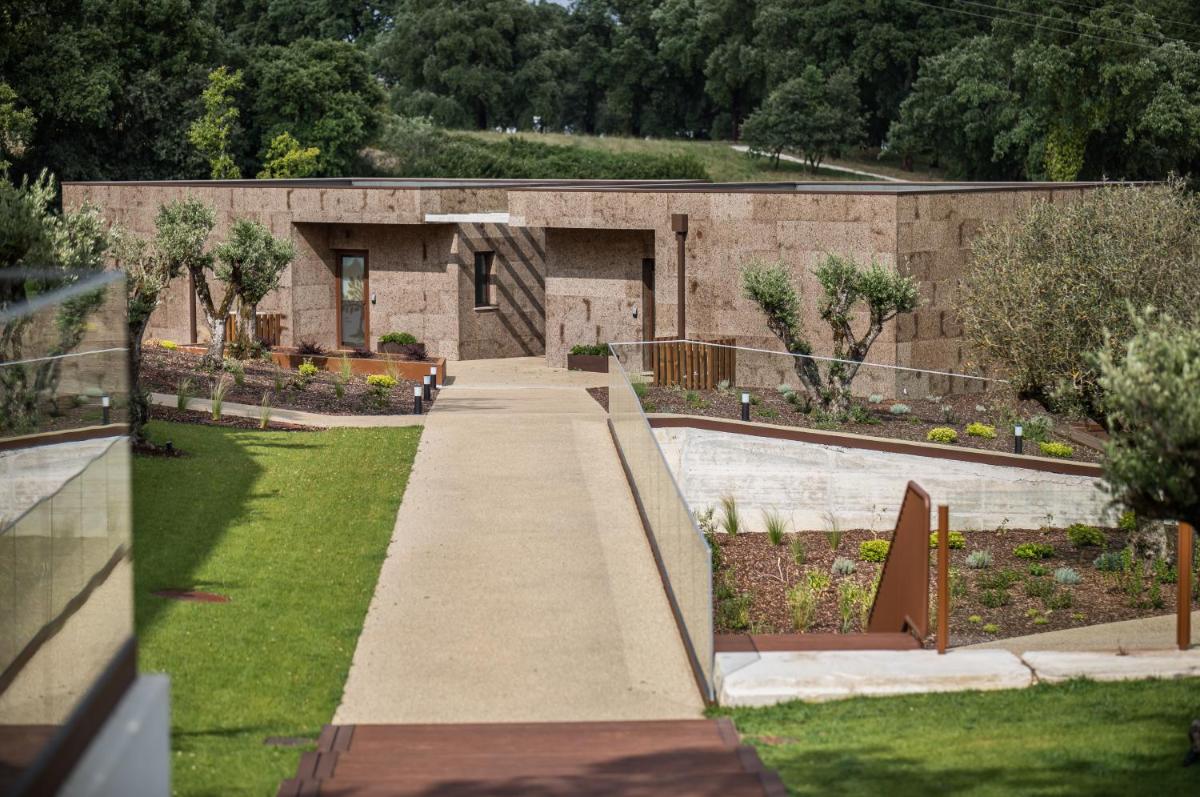 Um jardim no exterior de Haven Nature Hotel & Villas