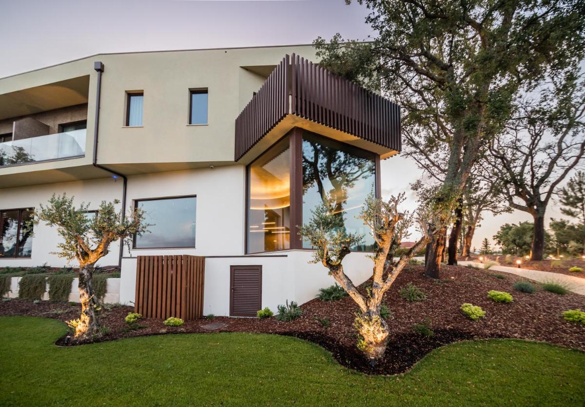Um jardim no exterior de Haven Nature Hotel & Villas