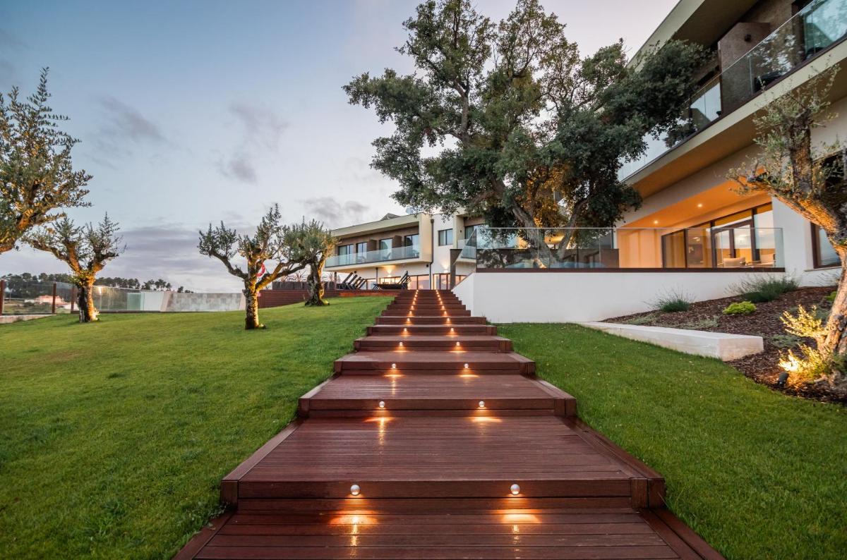 Um jardim no exterior de Haven Nature Hotel & Villas