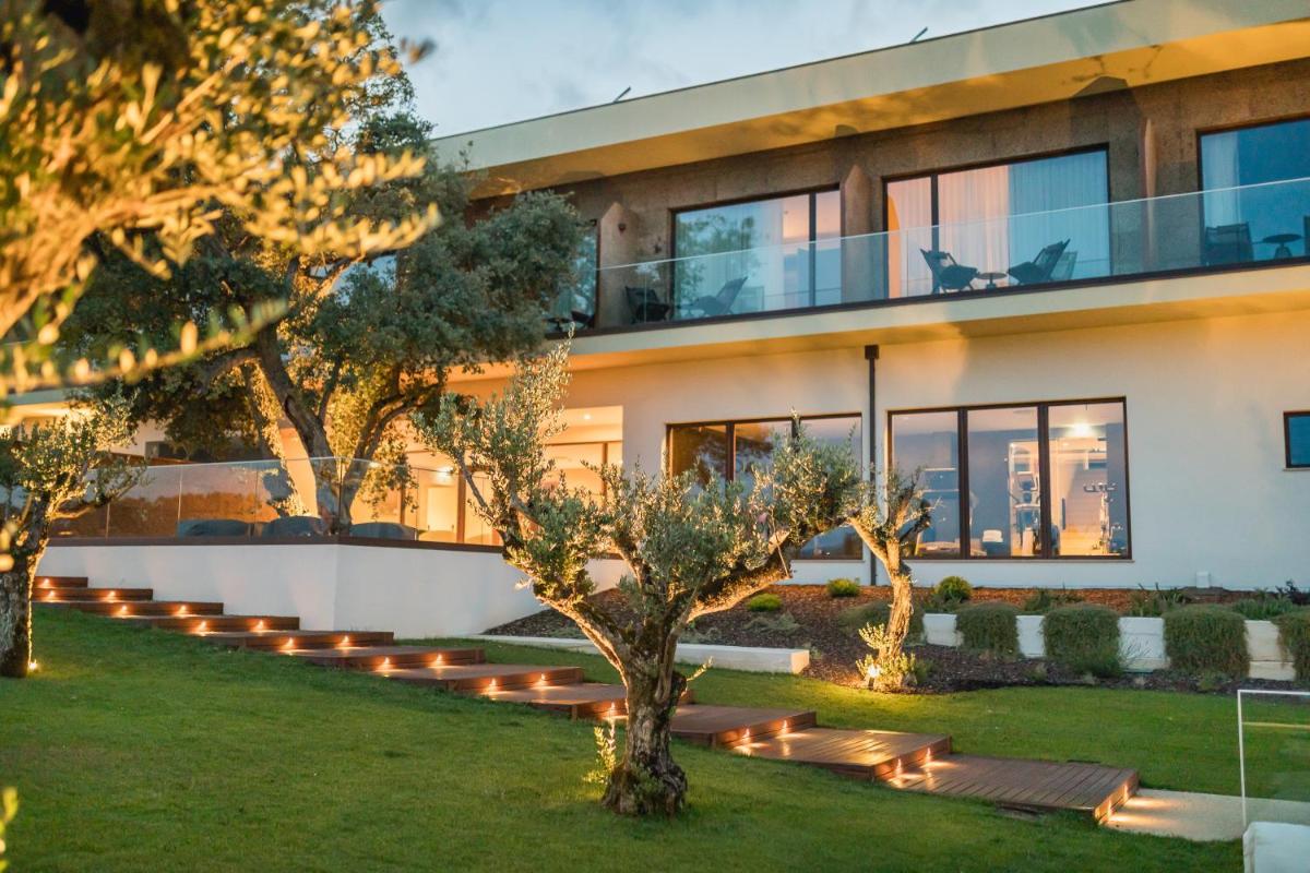 um edifício com luzes à frente em Haven Nature Hotel & Villas na Batalha