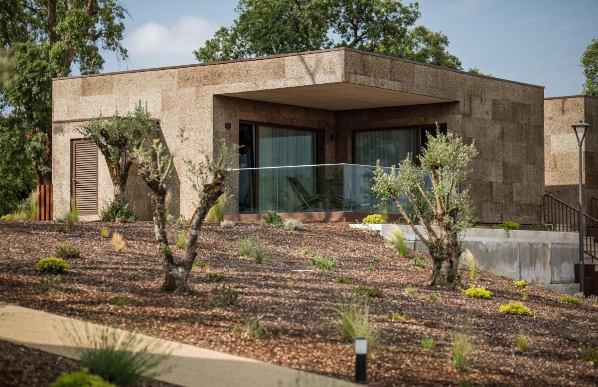 Um jardim no exterior de Haven Nature Hotel & Villas