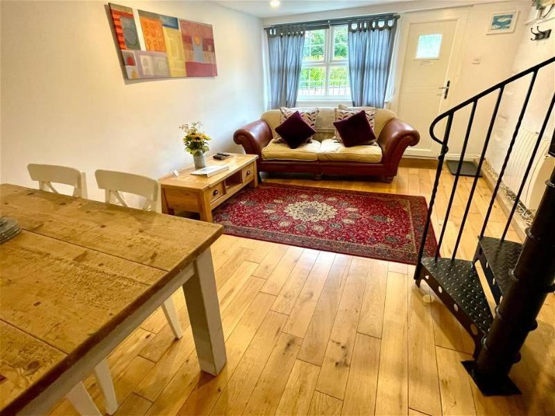 Coach House Studio, quiet, rural, pet friendly, Probus - Housity