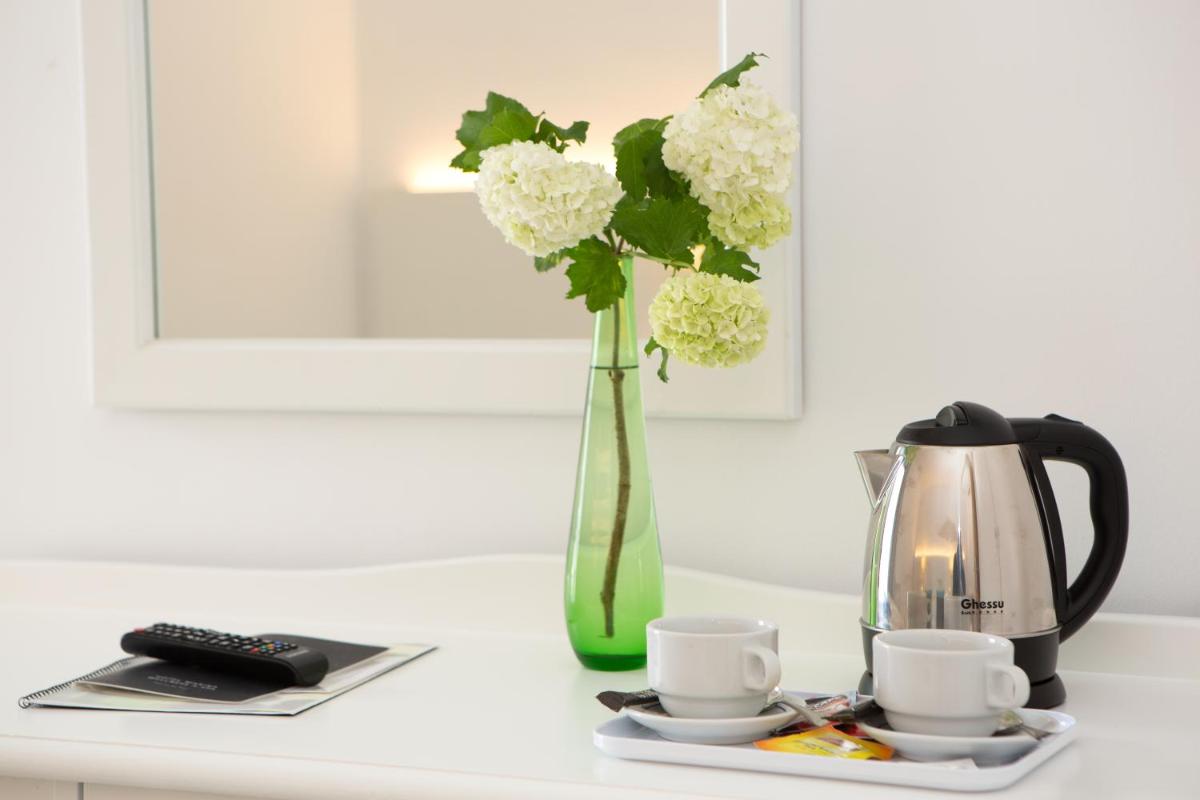 Utensilios para hacer té y café en Hotel Marina