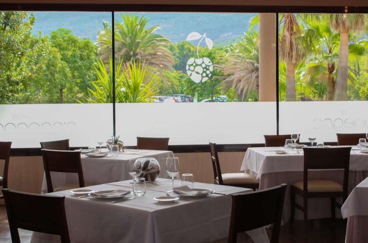 Un restaurante o sitio para comer en Hotel Balneario Valle del Jerte