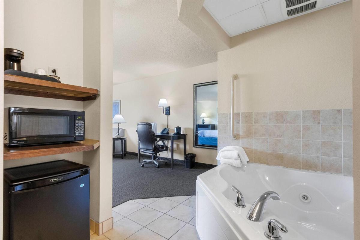 AmericInn by Wyndham Green Bay East - Housity
