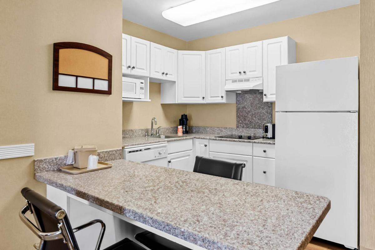 MainStay Suites Roanoke Airport - Housity