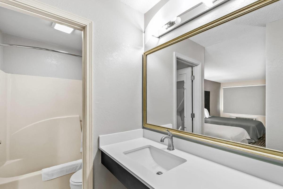 Econo Lodge Helen - Housity