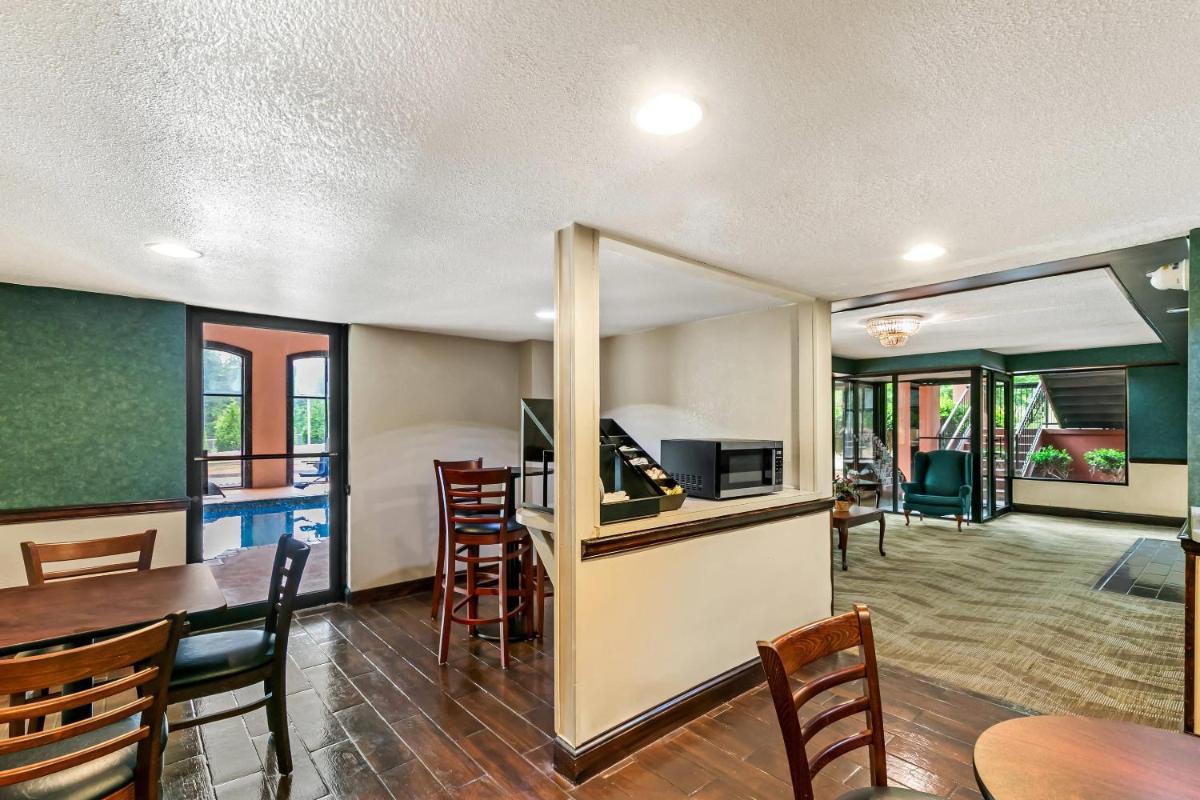 Econo Lodge Helen - Housity