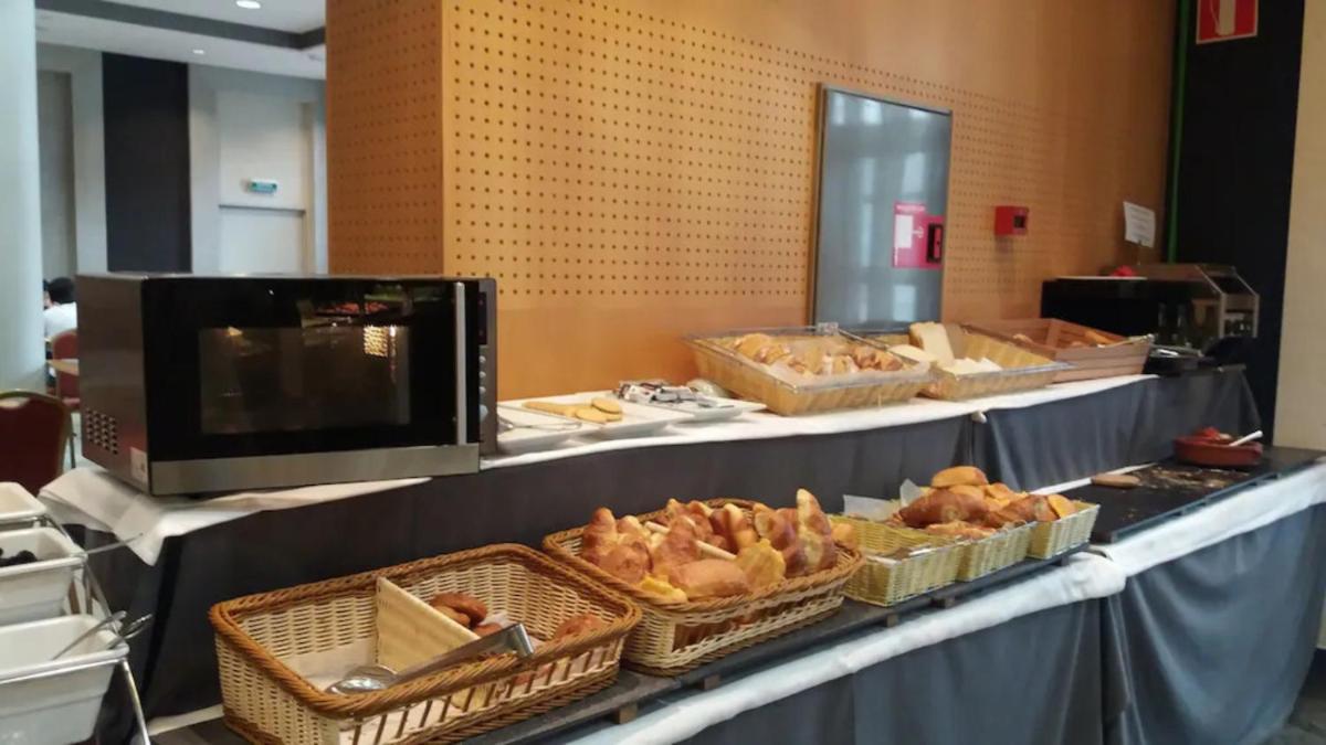 Comida en o cerca de este hotel