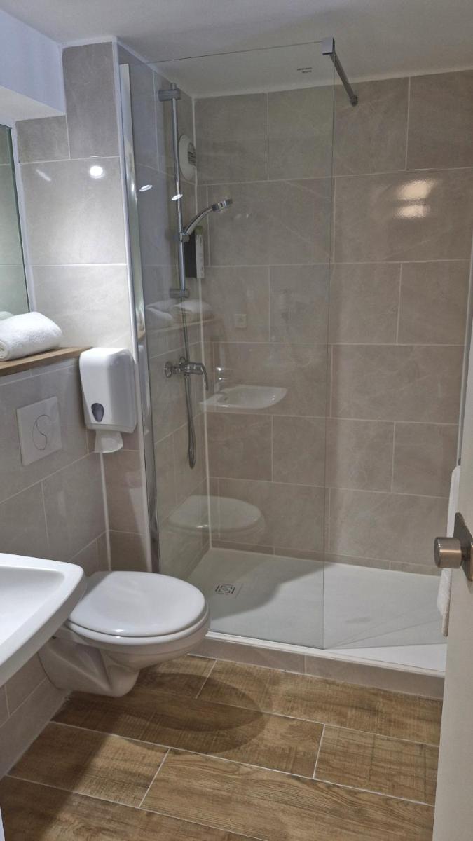 Salle de bains dans l'établissement Kyriad Carcassonne - Aéroport