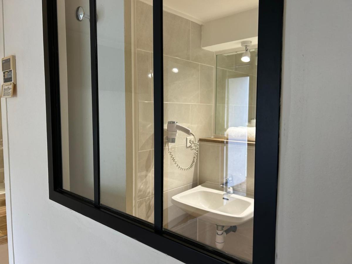 Salle de bains dans l'établissement Kyriad Carcassonne - Aéroport