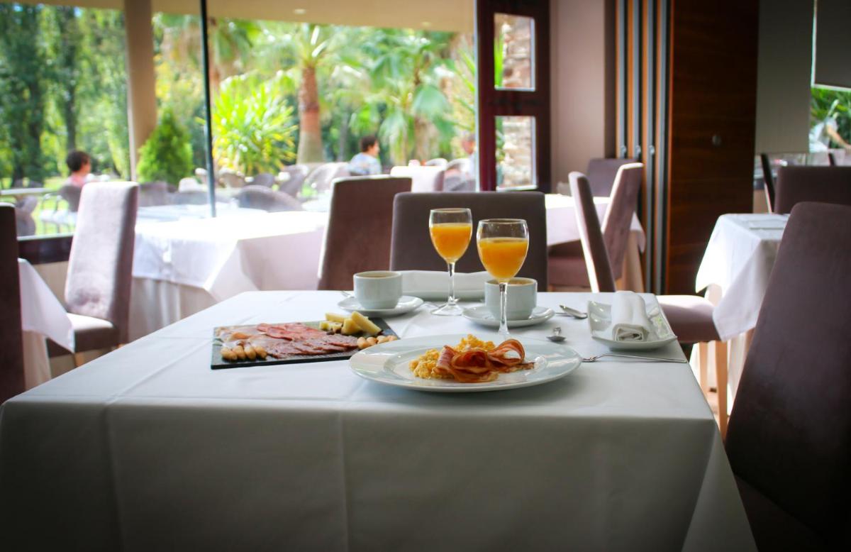 Comida en o cerca de este resort