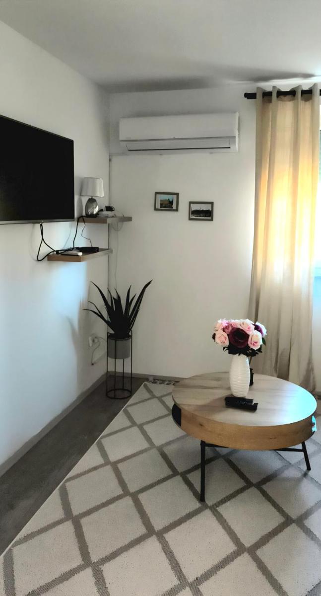 Miljana - Housity