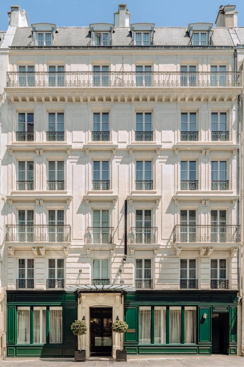 - un grand bâtiment blanc avec des portes et des fenêtres vertes dans l'établissement Hotel Monge, à Paris