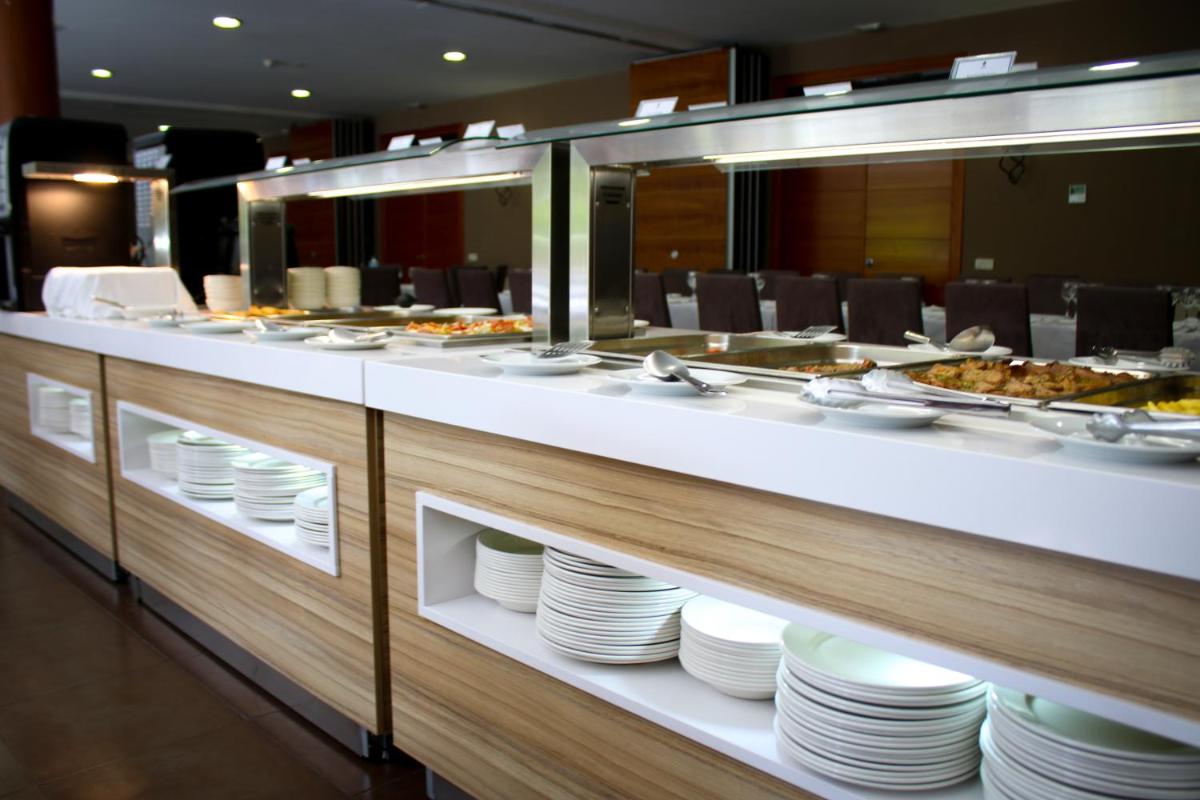 Comida en o cerca de este resort