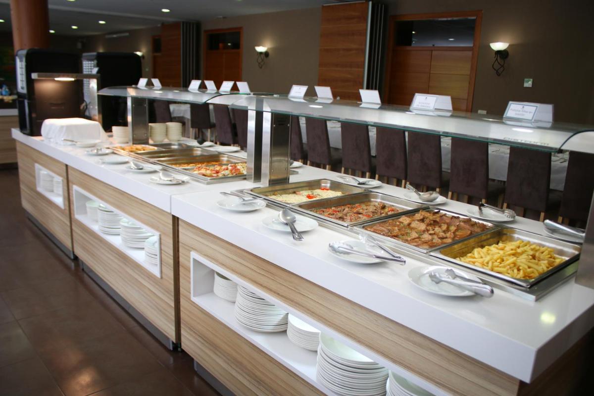 Comida en o cerca de este resort