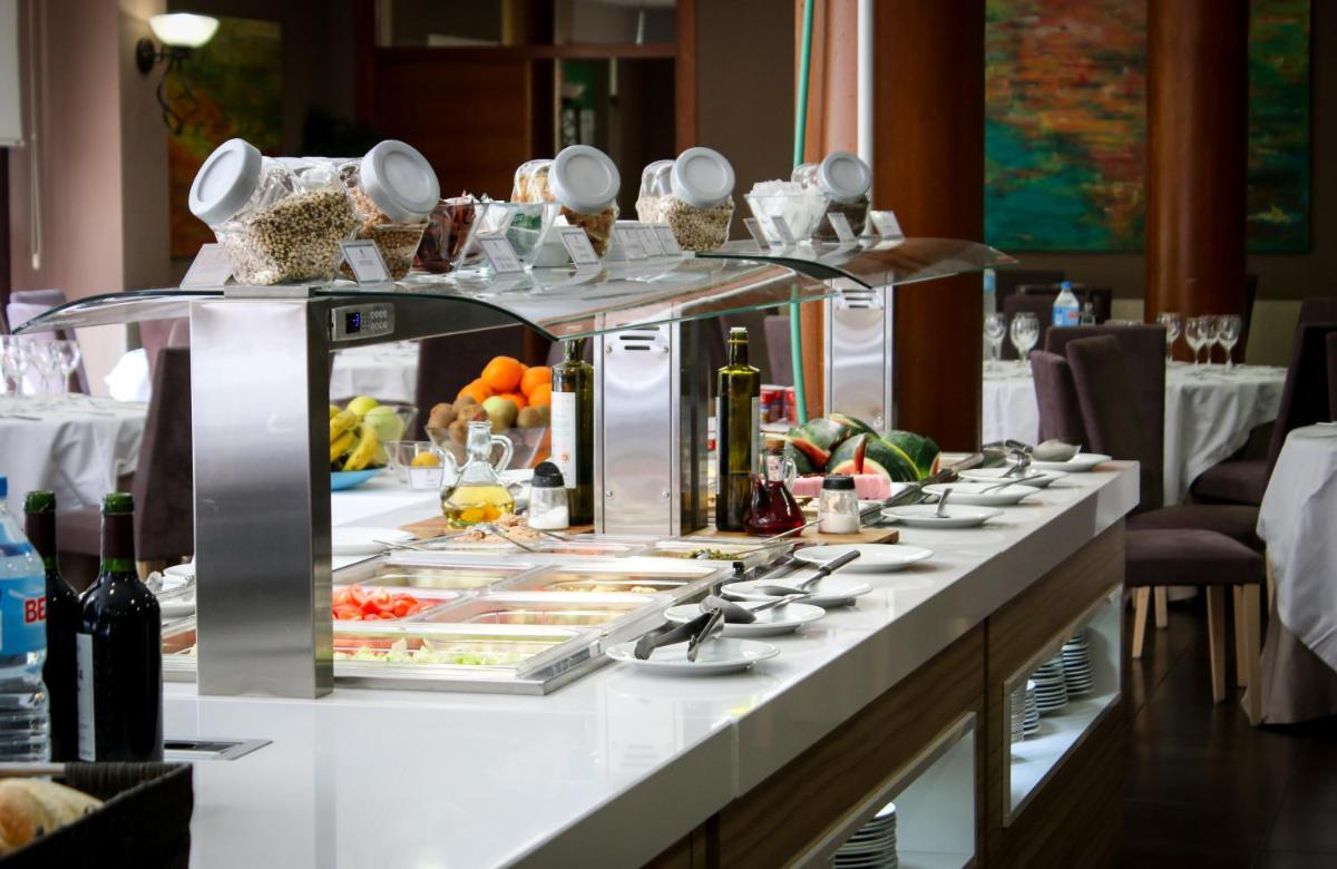 Comida en o cerca de este resort
