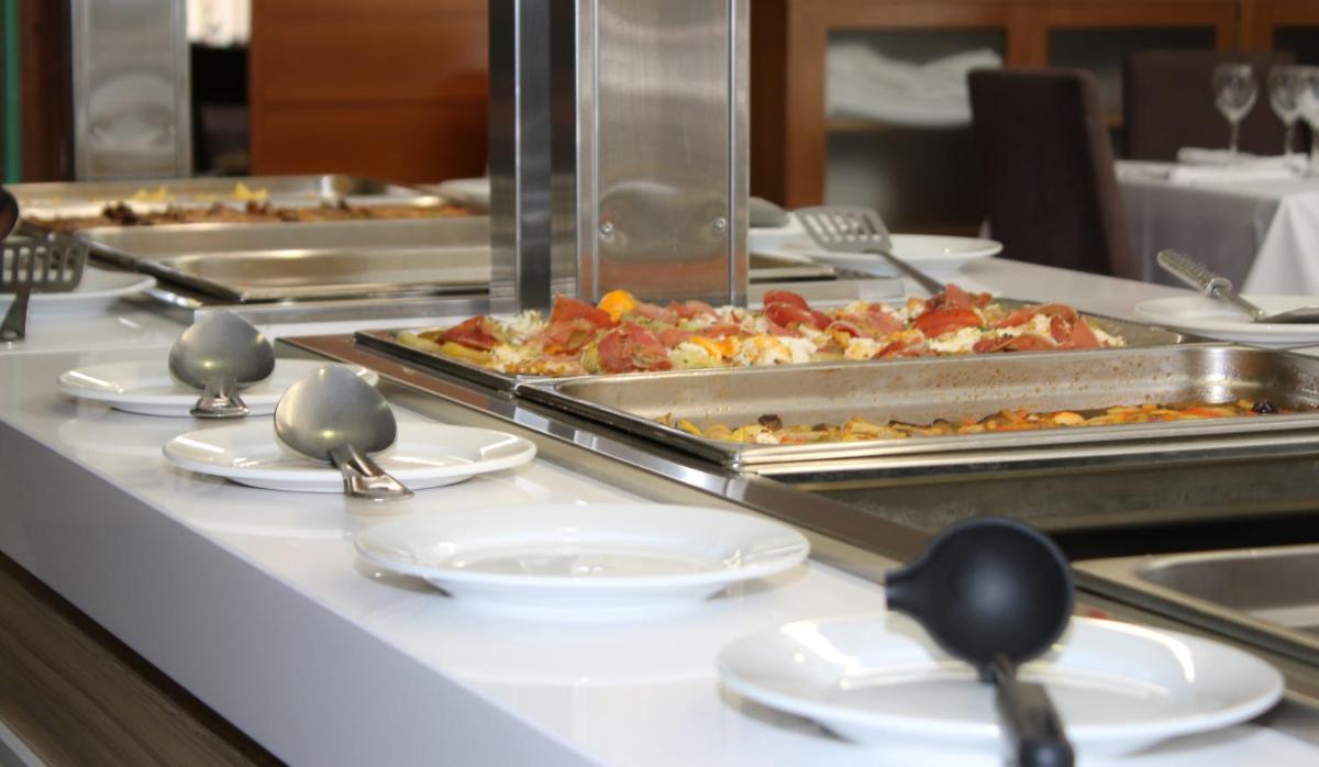 Comida en o cerca de este resort