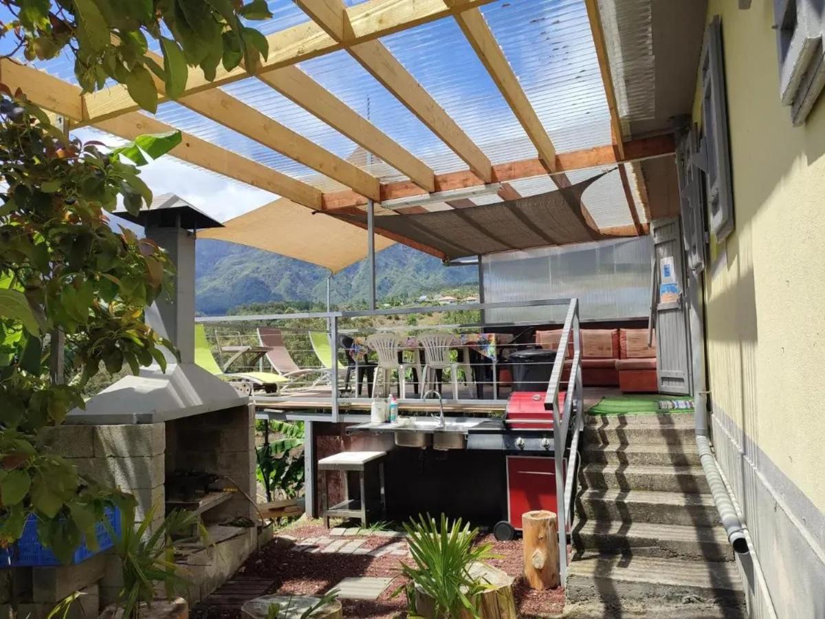 Maison charmante a Cilaos avec vue sur la montagne cheminee - Housity
