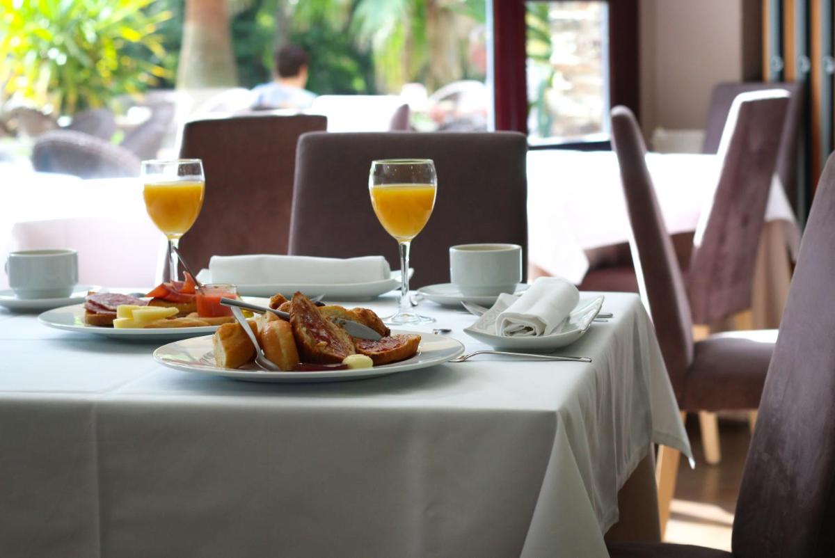 Comida en o cerca de este resort