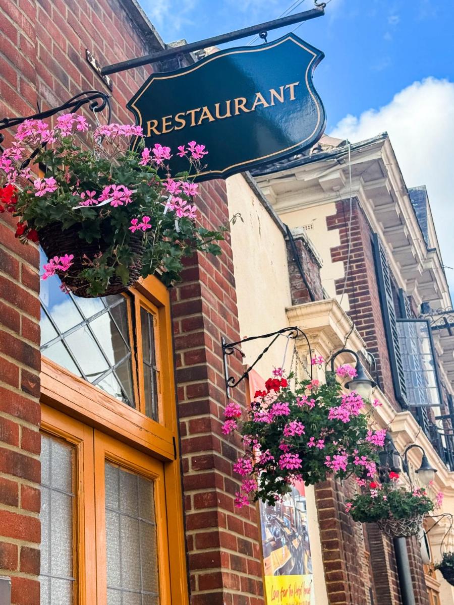 The Eastbrook Pub & Hotel - Housity