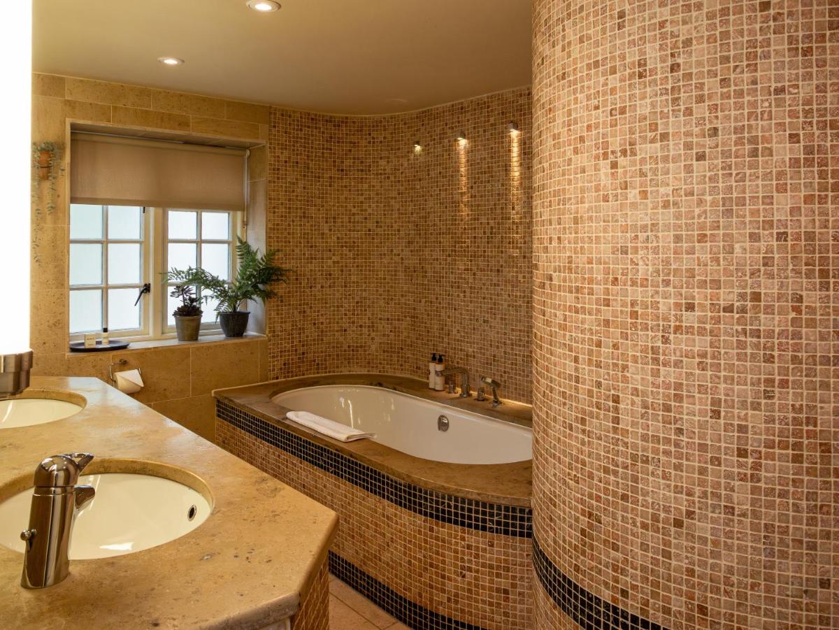 High Corner Inn - Housity