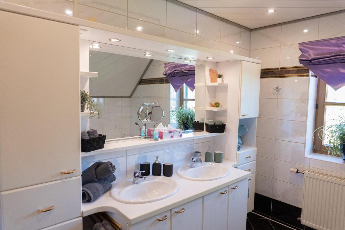 Privatzimmer mit Gemeinschaftsbad - Zur Fliegerbank in der Rhön - Housity