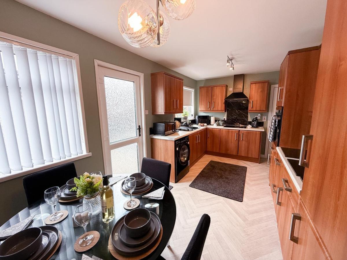 Three Bedroom House By Travel Lets Holiday Homes Strabane With Garden - Housity