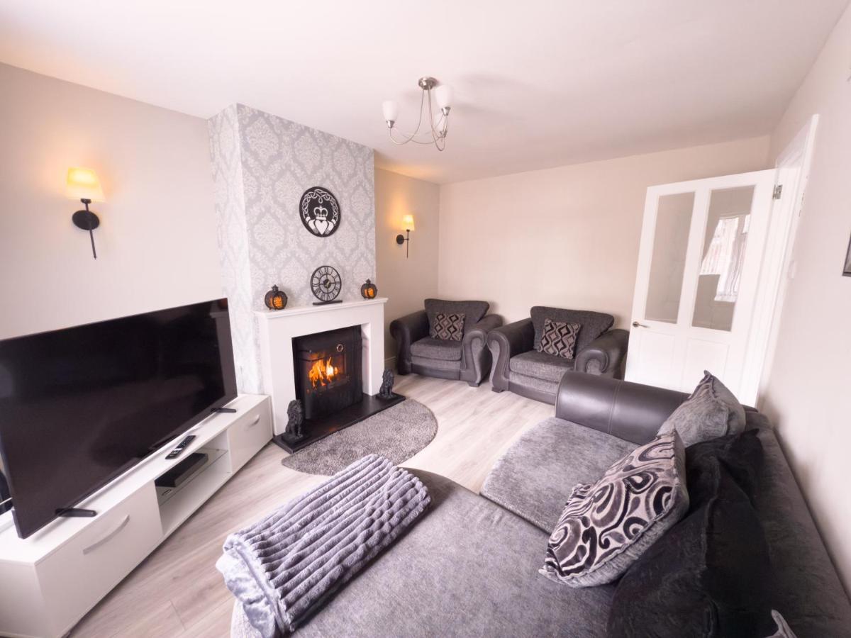 Three Bedroom House By Travel Lets Holiday Homes Strabane With Garden - Housity