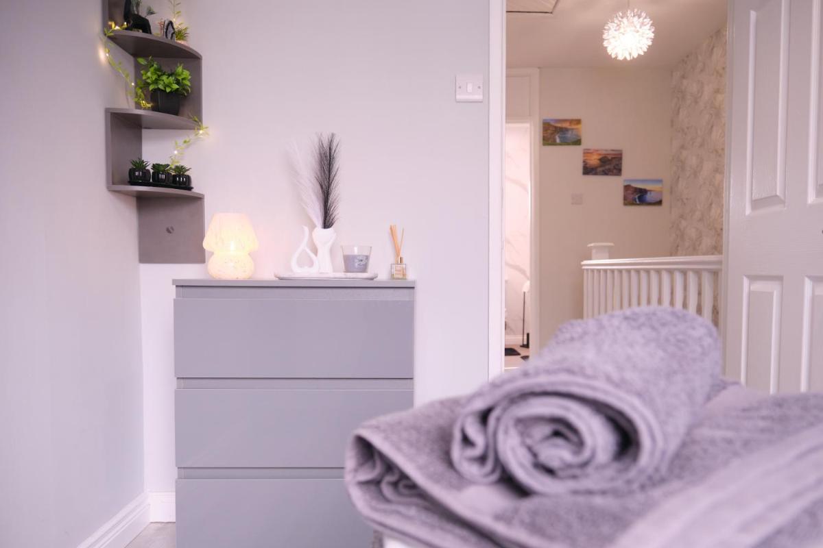 Three Bedroom House By Travel Lets Holiday Homes Strabane With Garden - Housity