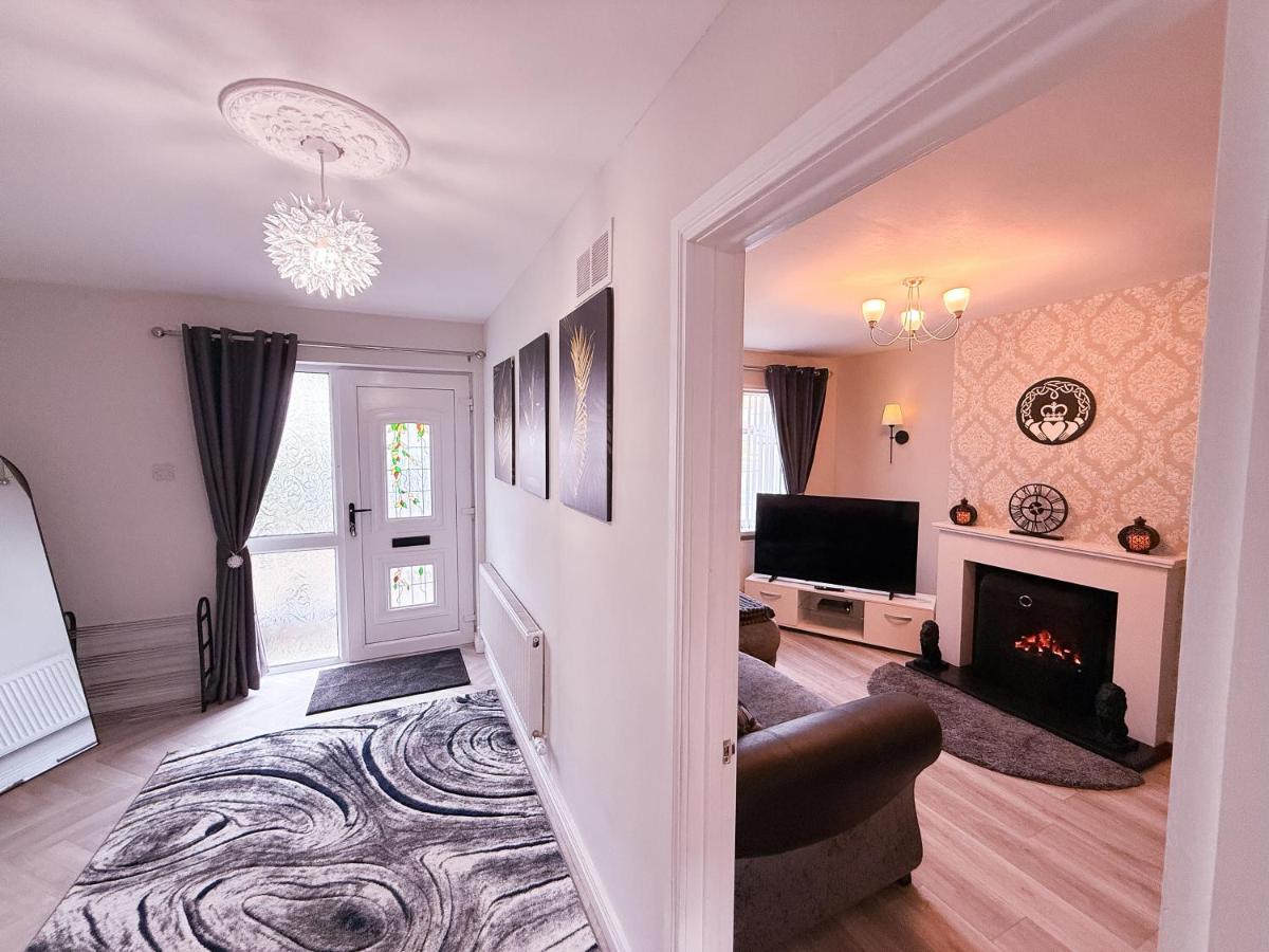 Three Bedroom House By Travel Lets Holiday Homes Strabane With Garden - Housity