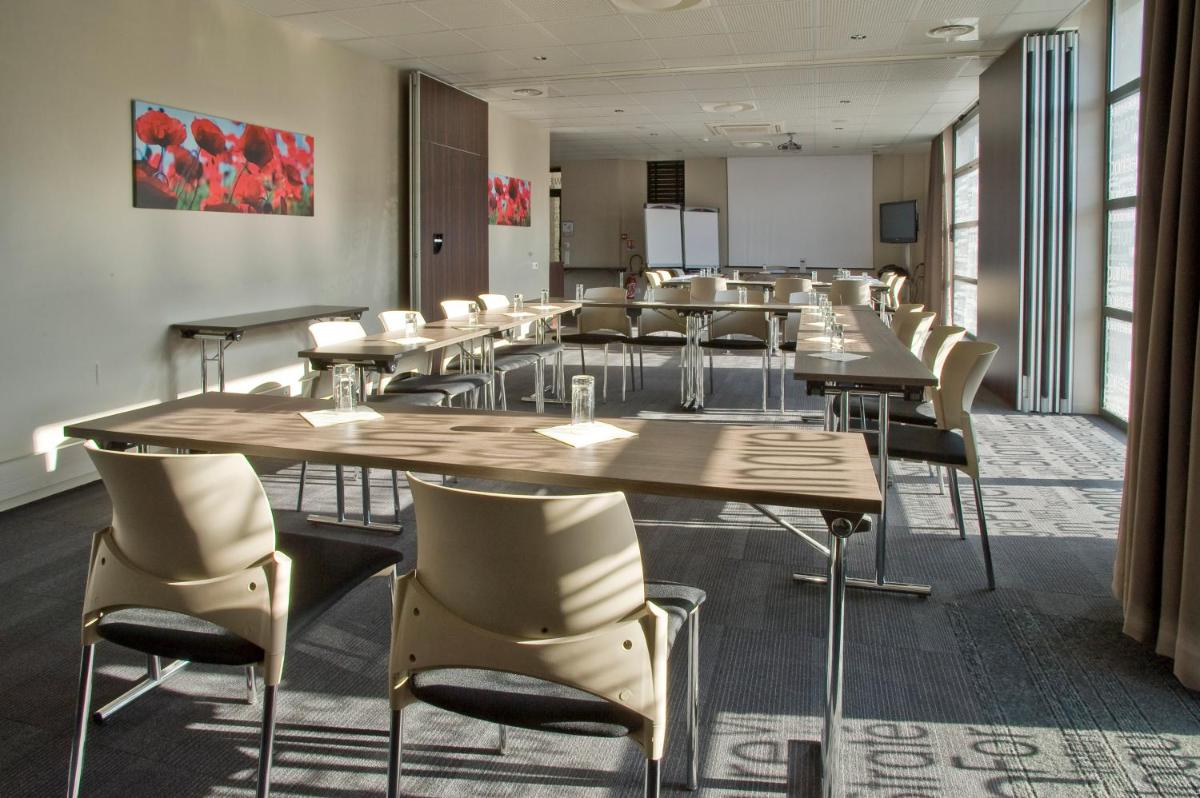 Coin salon dans l'établissement Kyriad Hotel Dijon Gare