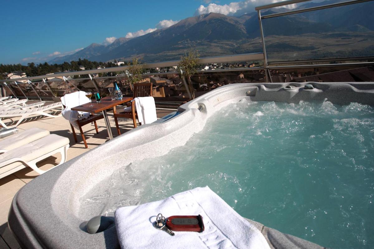 Vue générale sur la montagne ou vue sur la montagne depuis l'hôtel