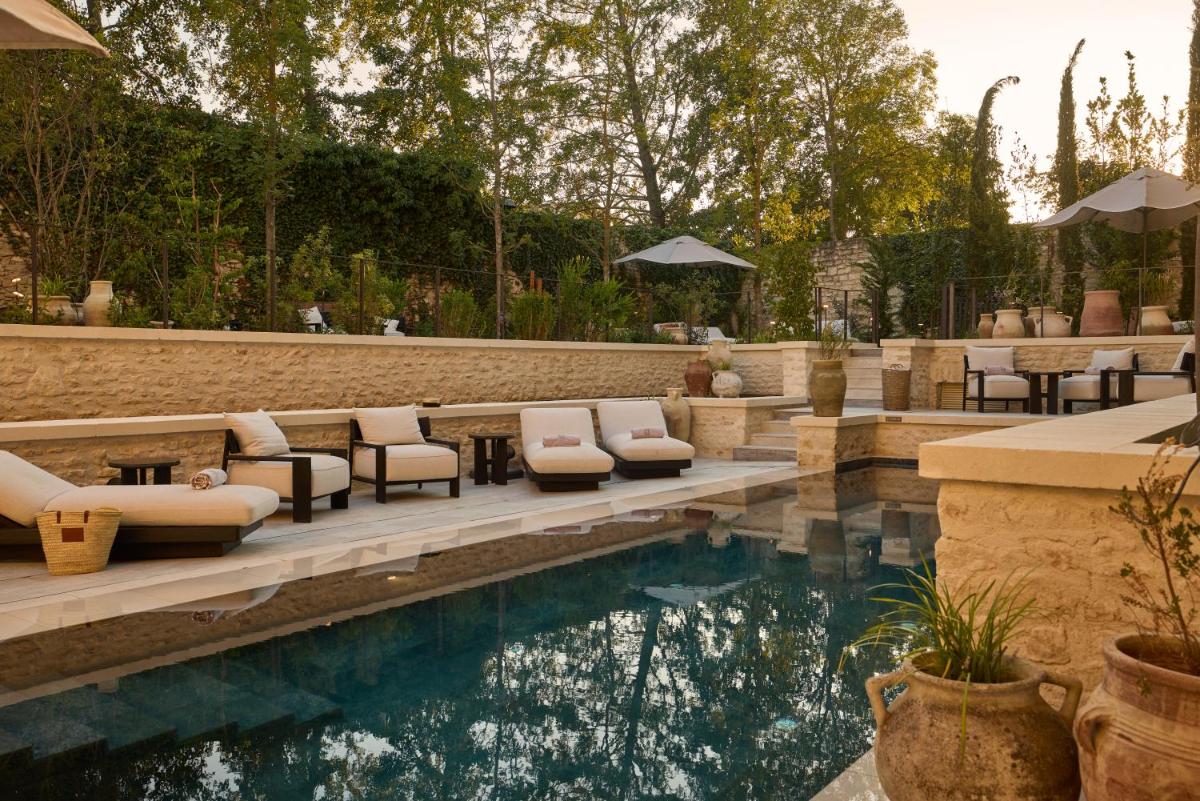 une piscine avec des chaises longues et une piscine dans l'établissement L'Isle de Leos Hotel & Spa - MGallery Collection, à LʼIsle-sur-la-Sorgue