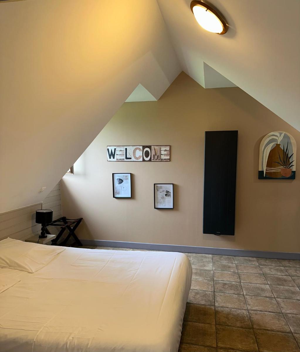 Un ou plusieurs lits dans un hébergement de l'établissement Logis Hôtel Volcan Sancy