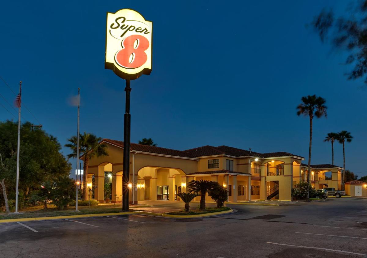 Super 8 by Wyndham Weslaco - Housity