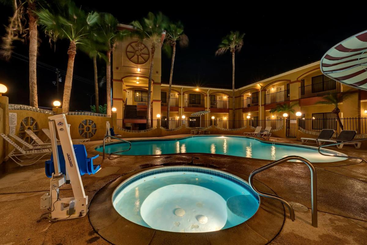 Super 8 by Wyndham Weslaco - Housity