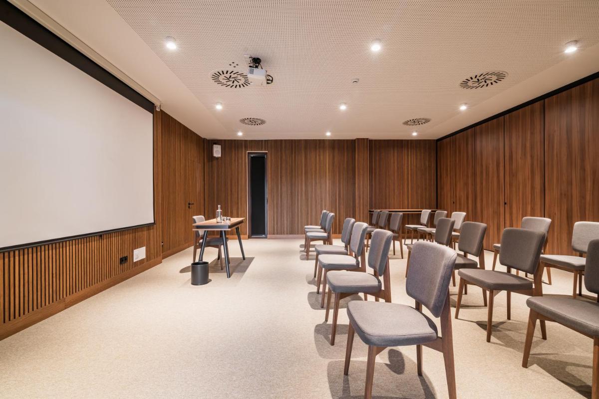 uma sala de conferências com cadeiras e um ecrã de projecção em Haven Nature Hotel & Villas na Batalha mais 107 fotografias